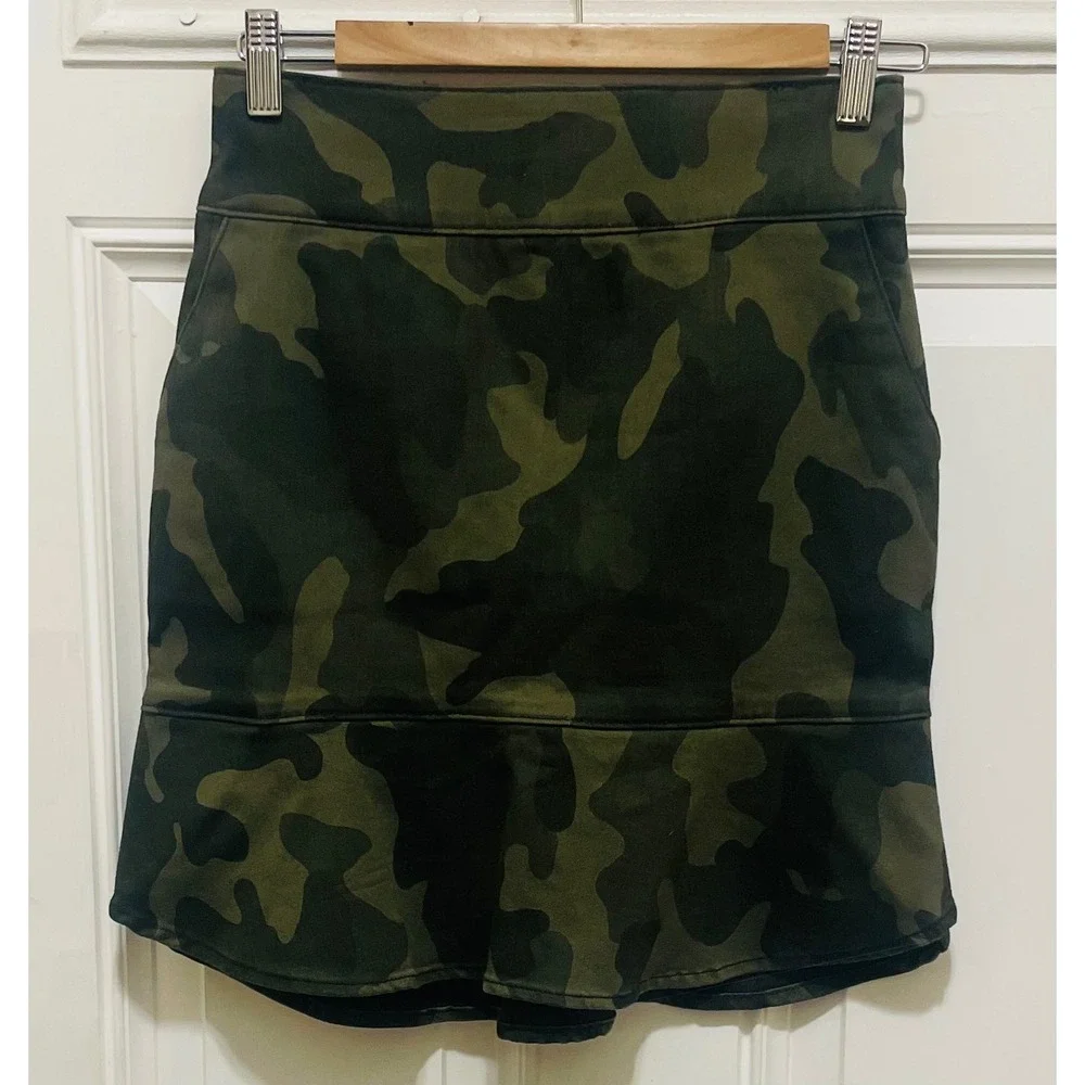 White House Black Market Camo Flounce Skirt Mini Casual Size 00